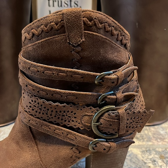 Altar'd State 9 Western highly detailed soft suede stacked 3 1/2" heeled booties - Picture 8 of 12